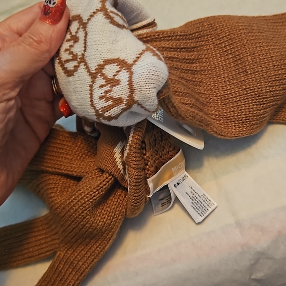 Micheal Kors Gloves - Picture 10 of 12